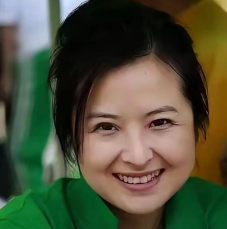 42岁的“央视一姐”张泉灵因咳血疑似肺癌辞职！辞职后没多久，与一名31岁月薪50