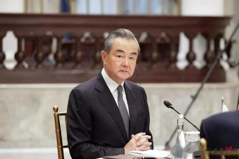 全国人大常委会会议今天决定，免去秦刚的外交部长职务，由中共中央政治局委员、中央外