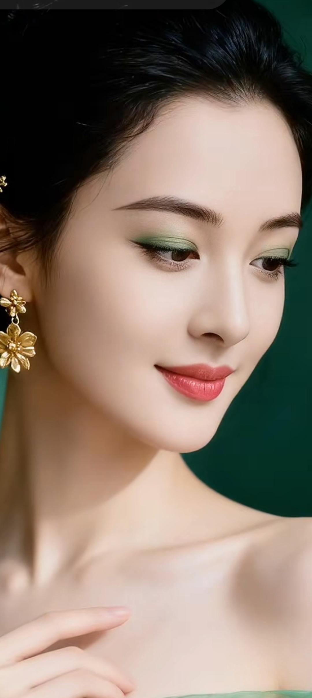 优雅气质，金花耳饰，绿眼影，红唇，完美妆容，女神范儿十足！💄🌸💍