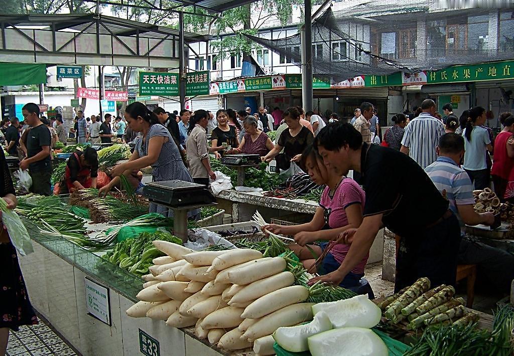 在城里上班六年了，下班顺路去菜市场，那天卖菜的阿姨喊了我一声师傅。

以前不是这