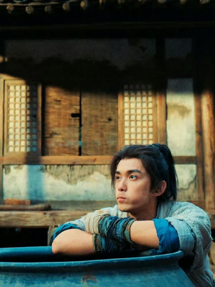 吴磊新剧路透大事很妙吴磊扑面而来的少年感路透我看了八遍，每一遍都在感叹：陈平安要