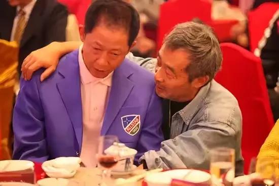 王志文这段时间忙得不可开交，拍完戏就开始接待各种朋友。按理说，他身边应该都是比较