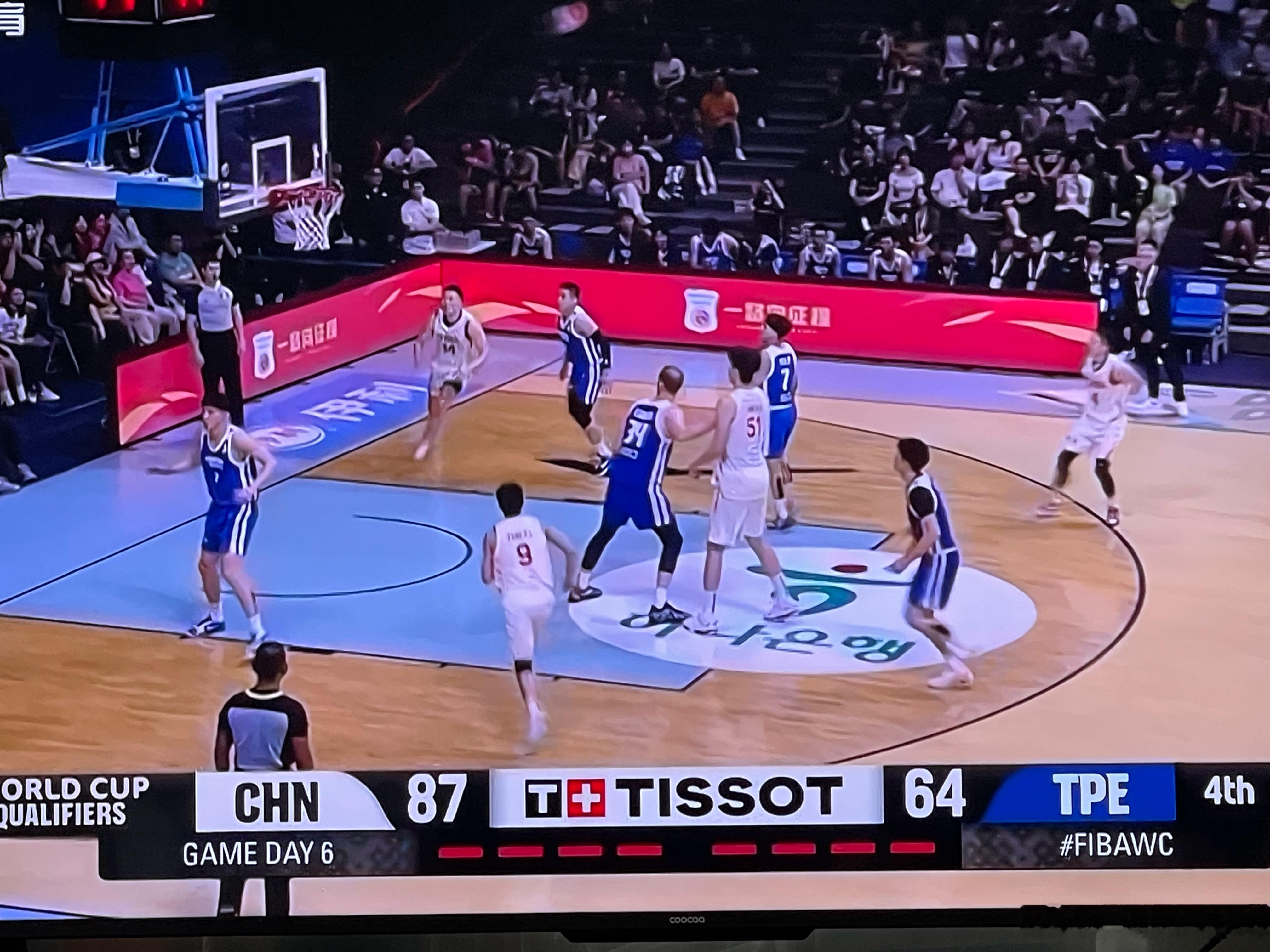 中国男篮终于把这场球拿下来了，相对上一场对阵日本，今天打得灵活多变，内外兼修都有
