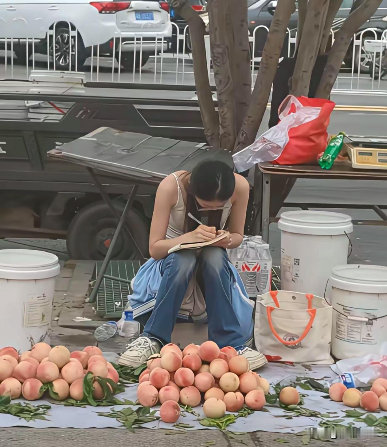 如果您正巧路过她的摊位
你会买她的桃吗？
我不爱吃桃，但我会买。
甚至于我想当她