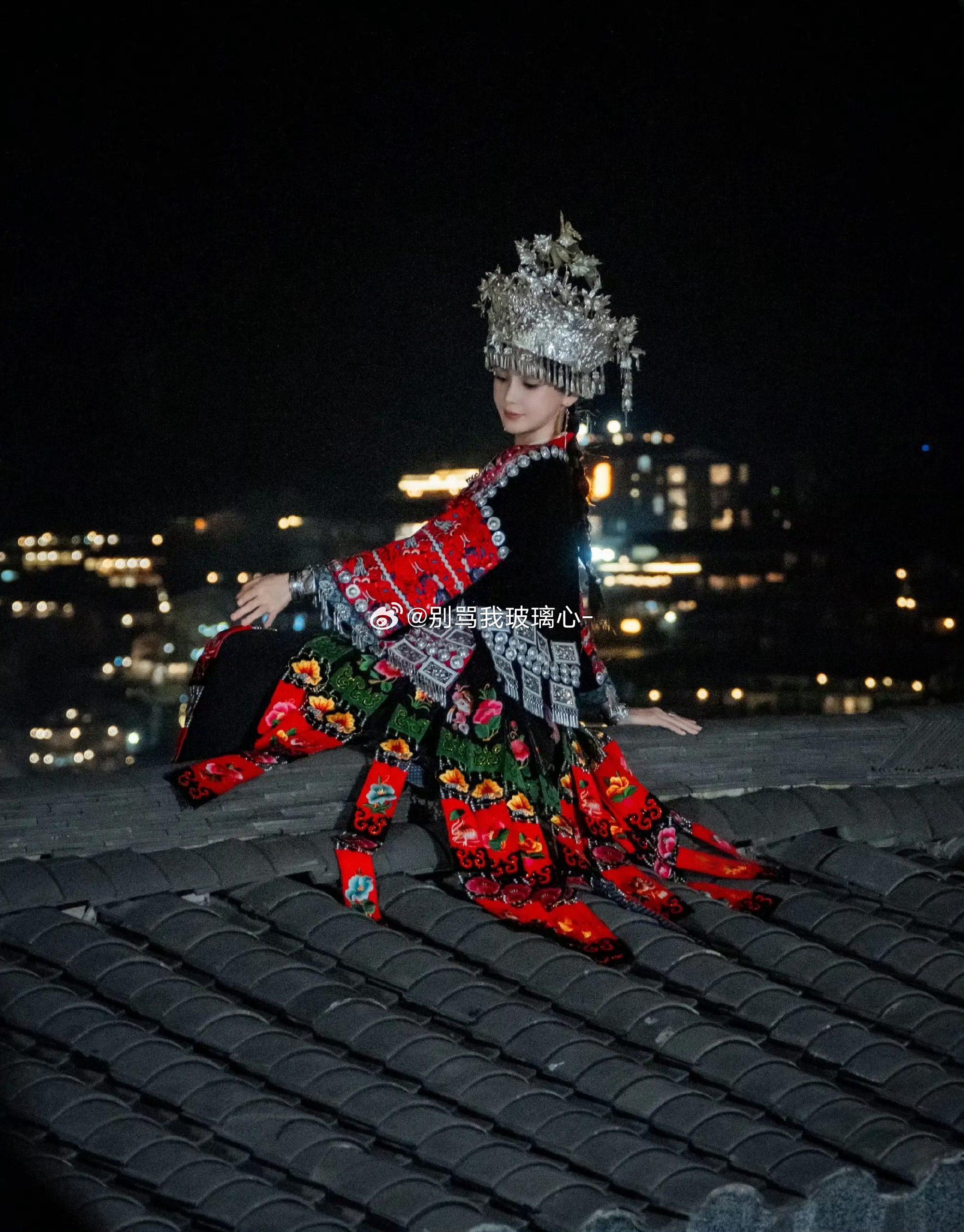 angelababy angelababy"车窗起雾,我写的是你的名字.The 