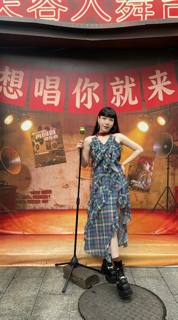 吴莫愁别走了吴莫愁留下吧 弹幕全在刷“别走了”的时候，歌手还在搞轮空。吴莫愁那段