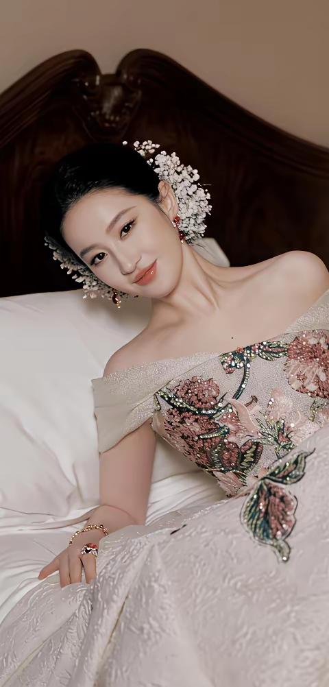 优雅的新娘造型，精致的花朵头饰，甜美笑容，梦幻婚纱照女孩微胖是什么样的 怎么样的