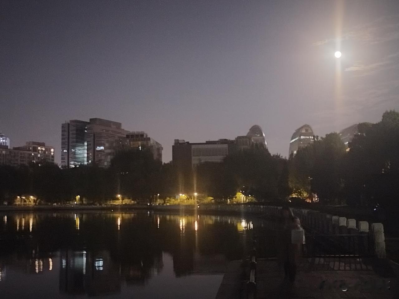深夜的写字楼，只剩他桌前一盏灯。他已经这样加班了整整三个月了。把每个字句反复推敲