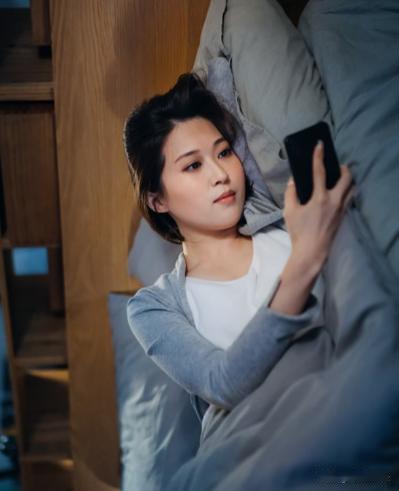 湖北恩施，男子走了以后，他老婆本来就够伤心了，结果翻他手机想睹物思人，谁知道一翻