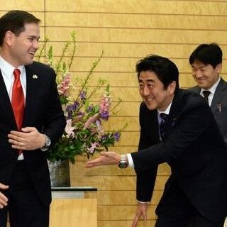 摧眉折腰事权贵？石破茂虽然下岗了，但是他的地位并不低。
安倍晋三、麻生太郎、高市