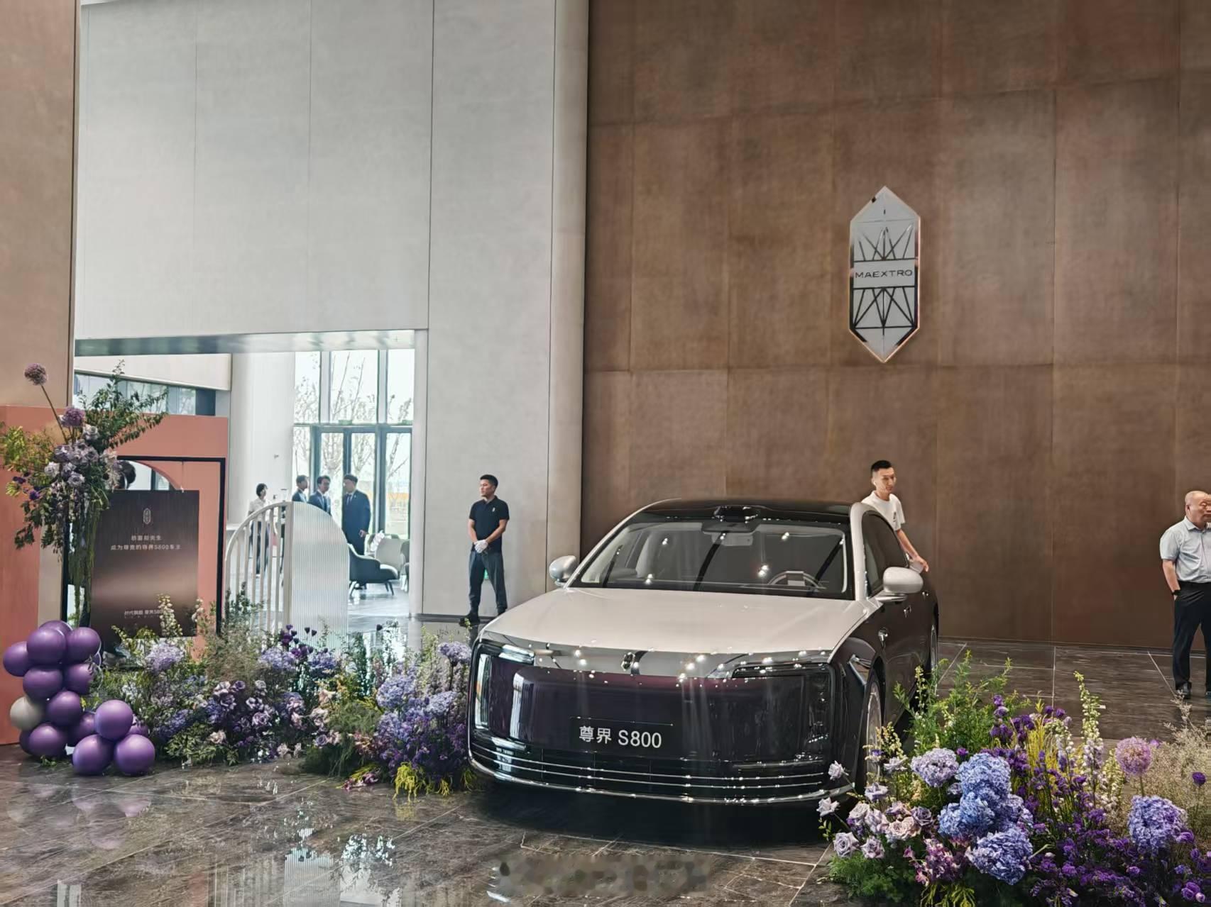 6月26日，尊界S800正式开启全国先行者交付。我自己也下定了一台先行者，看着交