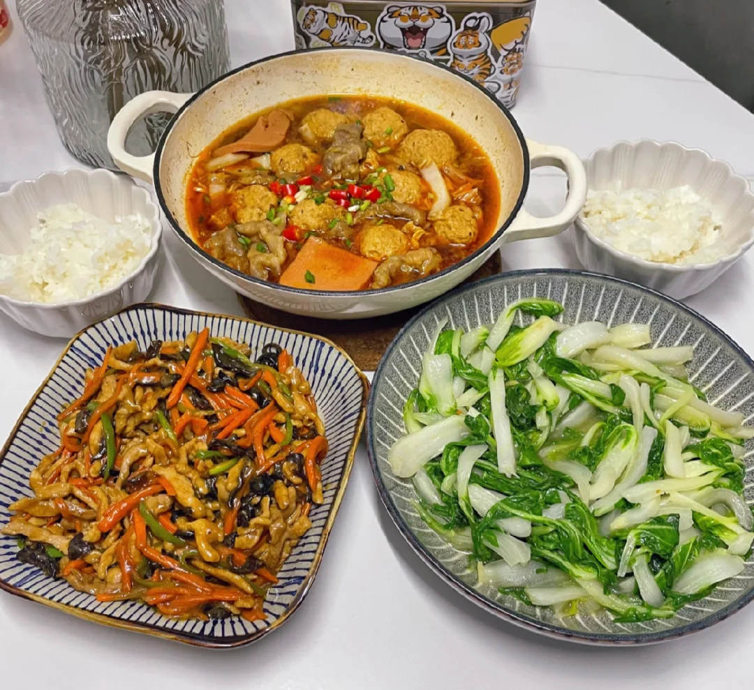 晚餐分享|鱼香肉丝+丸子白菜肥牛煲+奶白菜