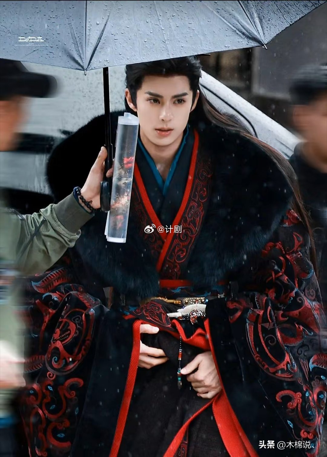 《将门独后》王鹤棣的首个路透来了！不得不说，是帅的，他这个人吧，感觉光站在那就有