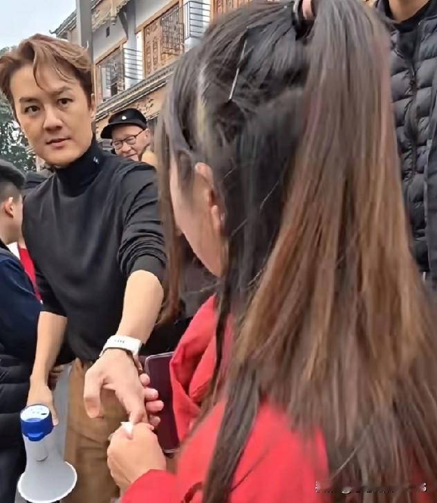 吴克群这人挺有意思，在市井里活得自在洒脱，还经常默默帮助底层朋友，真是个宝藏男孩