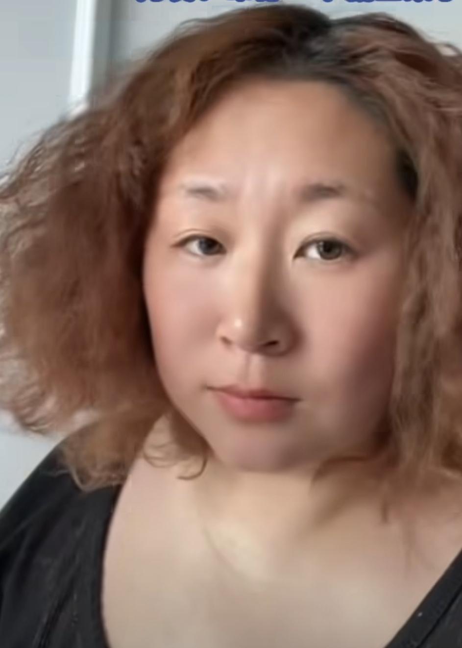 女子烫发10小时
遭家庭(表情)暴击
河北，一女士早起8点走进理发店，想复刻网红