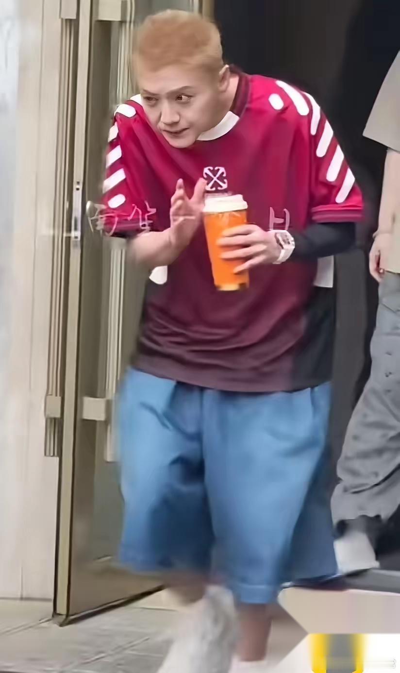 这是鹿晗？怎么变成了贾斯汀比伯？ 老实说，第一张图里的路人完美演绎了我的表情：这