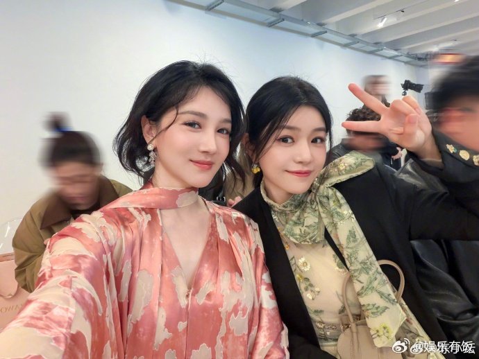 陈妍希陈小纭合照陈妍希陈小纭米兰闺蜜局 米兰闺蜜局，你们两个人中有两个人很美，美