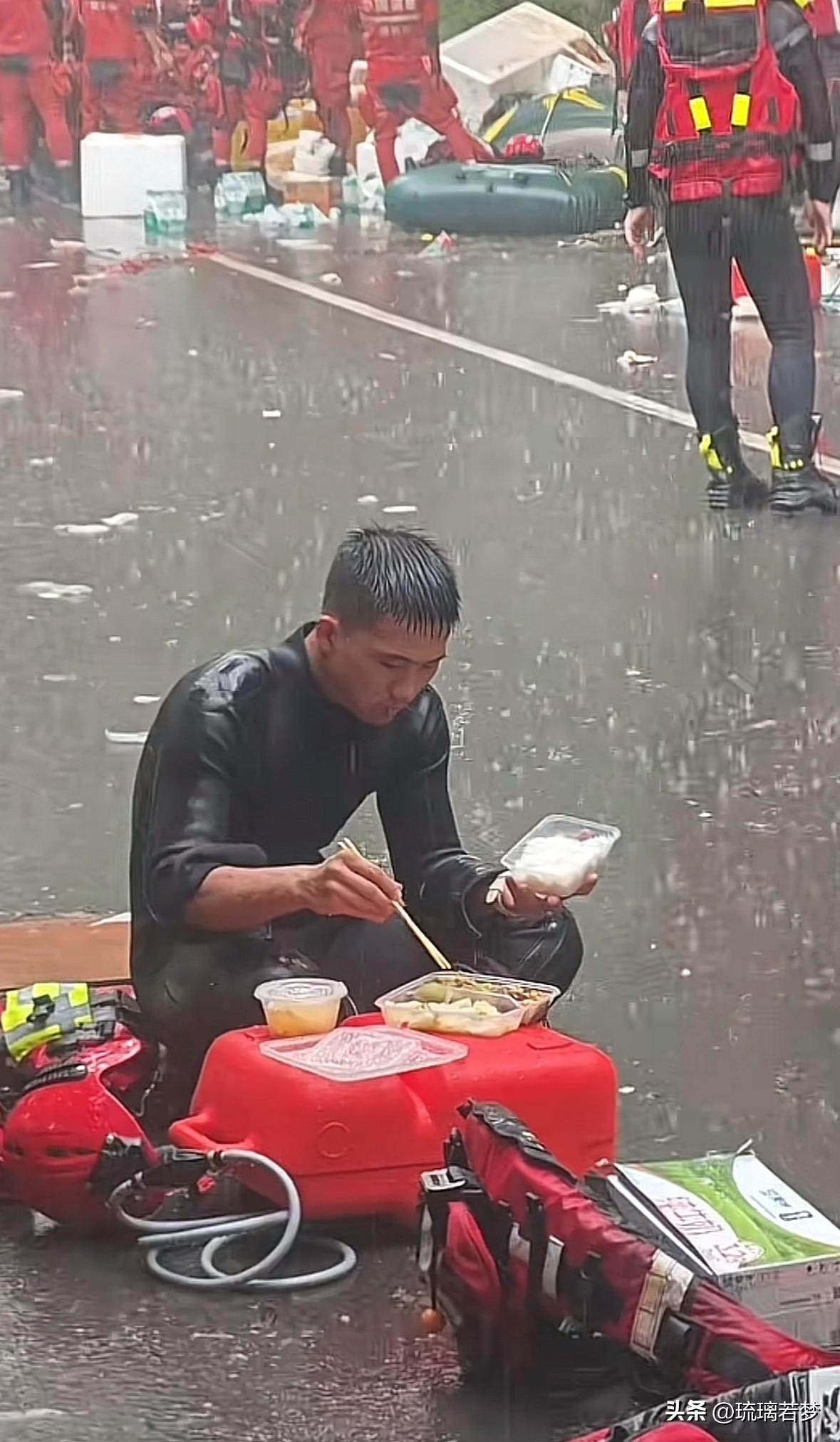 眼眶湿了一遍又一遍，雨中吃饭，雨中休息。这是发生在广西贵港白沟井学校附近的一幕。
