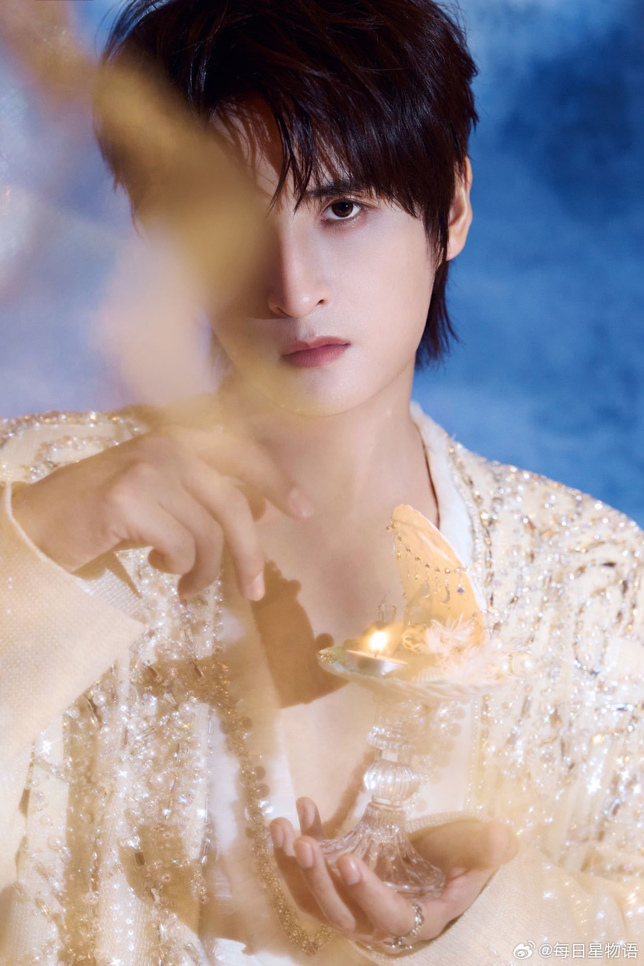 张远真去做了魏哲鸣的嘉宾 在这么忙的行程中还去客串了魏哲鸣新剧，出演证婚人嘉宾，