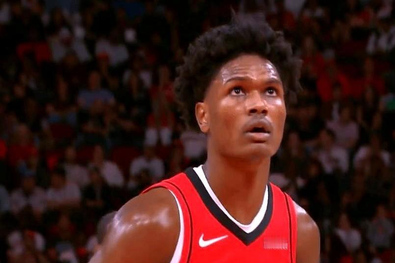 他们从捧你到骂你，只用了82场比赛。
去年场均17+7+5，你是全村的希望。
今