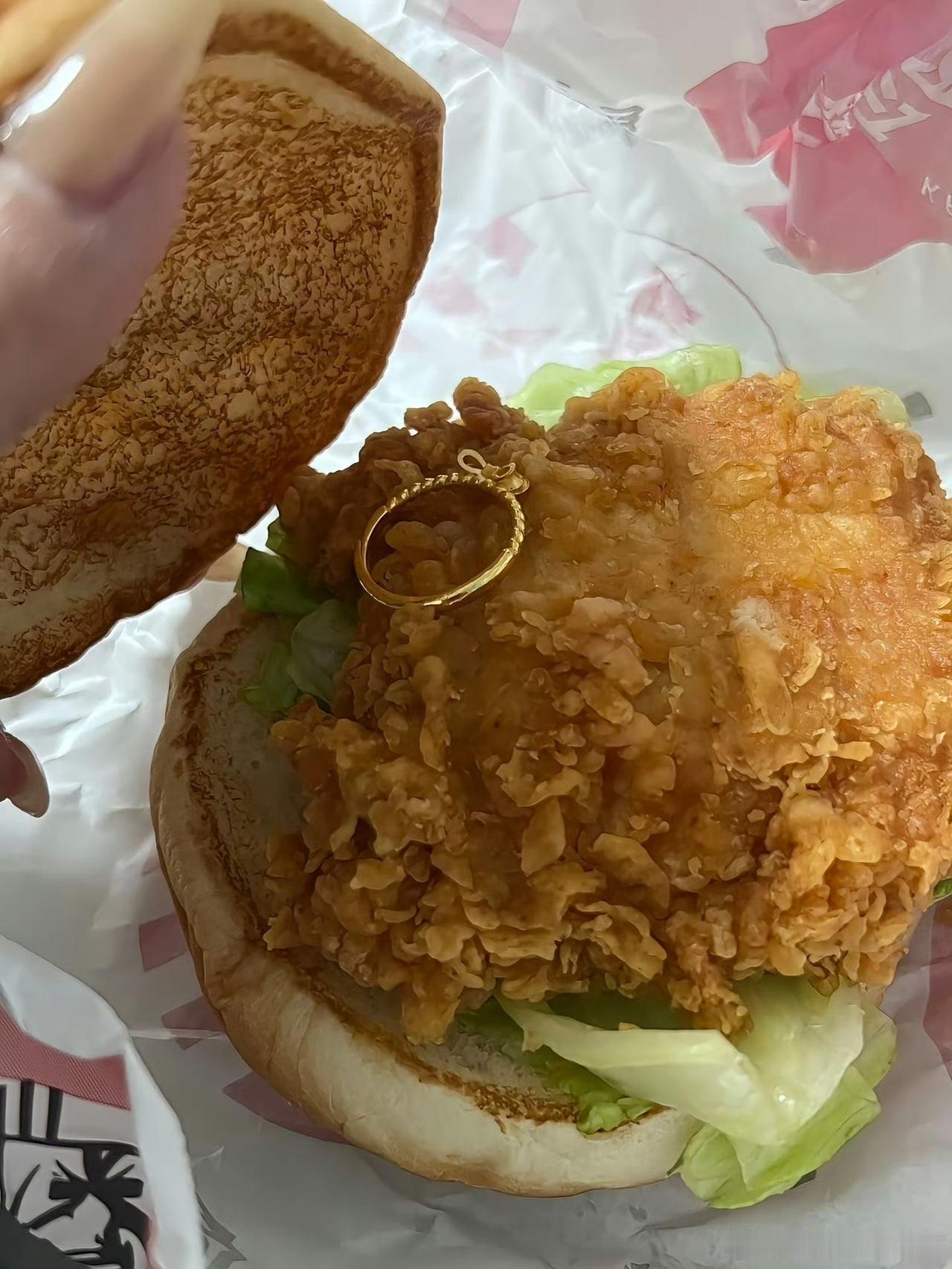 🔥最惊悚惊喜！男子汉堡藏戒指被老婆一口吞下：次日排出，医生：这波操作太危险
 