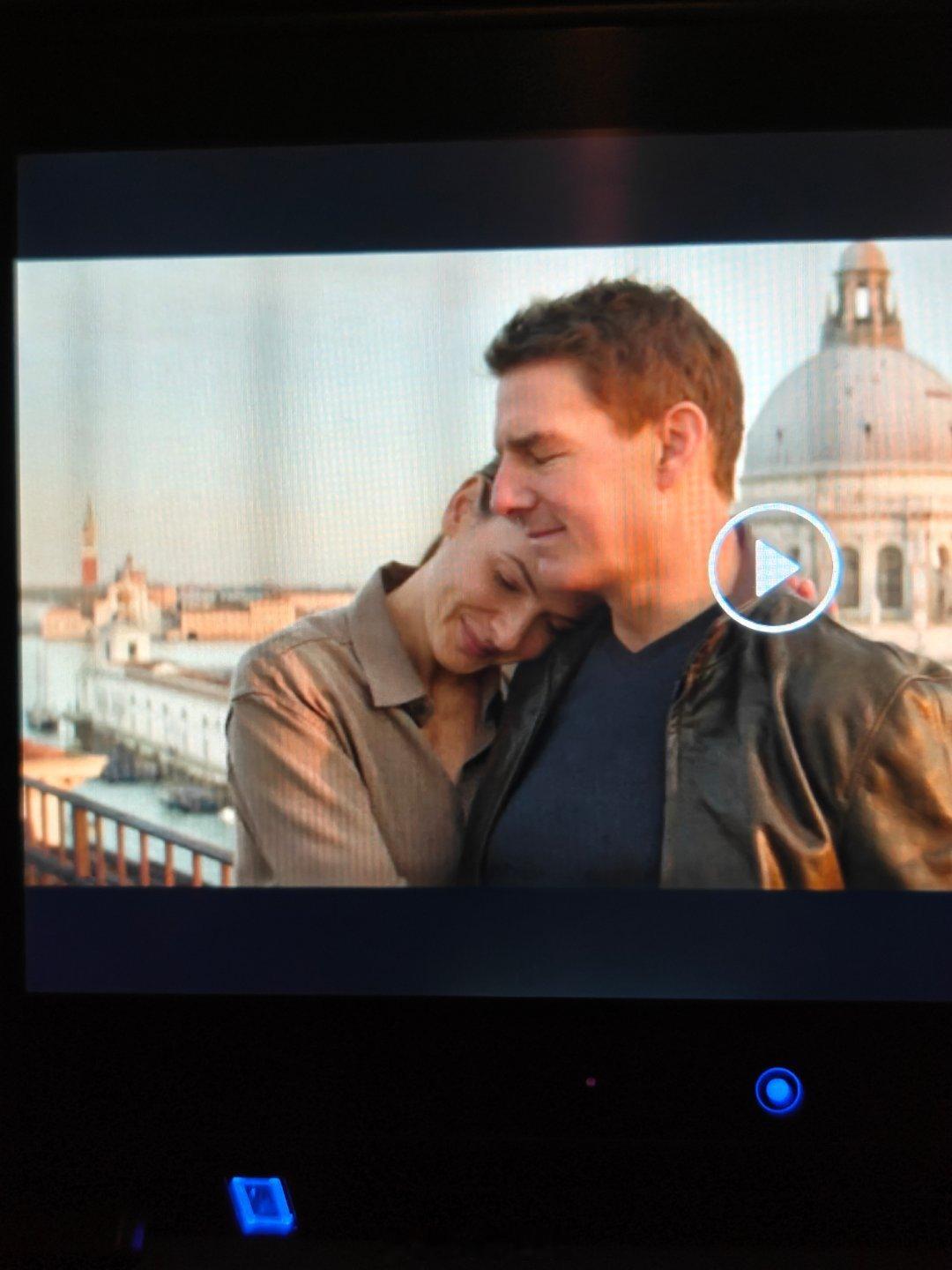 刚刚在飞机上看完了碟中谍 7。印象深刻的是班吉用的华硕ROG双屏笔记本电脑，看起