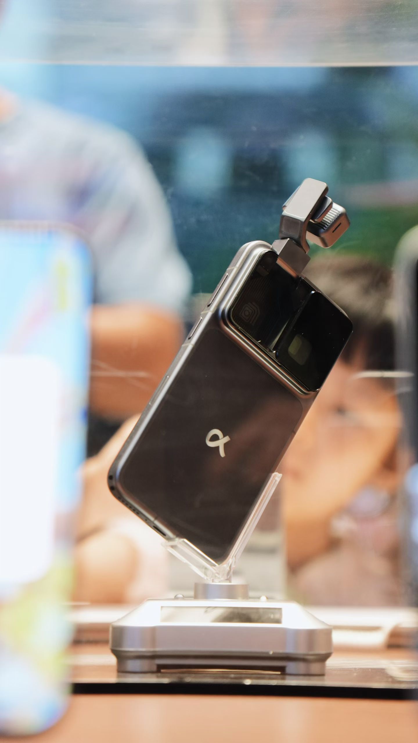 全球首款机器人手机荣耀Robot Phone将在三季度上市了，有点小期待了荣耀R