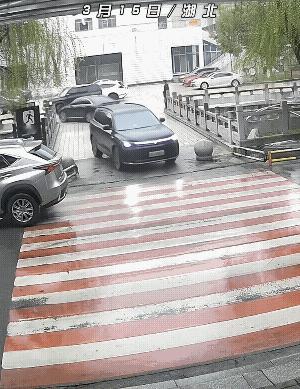 小黑车从桥上过来上主路时，已经非常的谨慎了，结果还是和电动车碰在了一起。
从动态