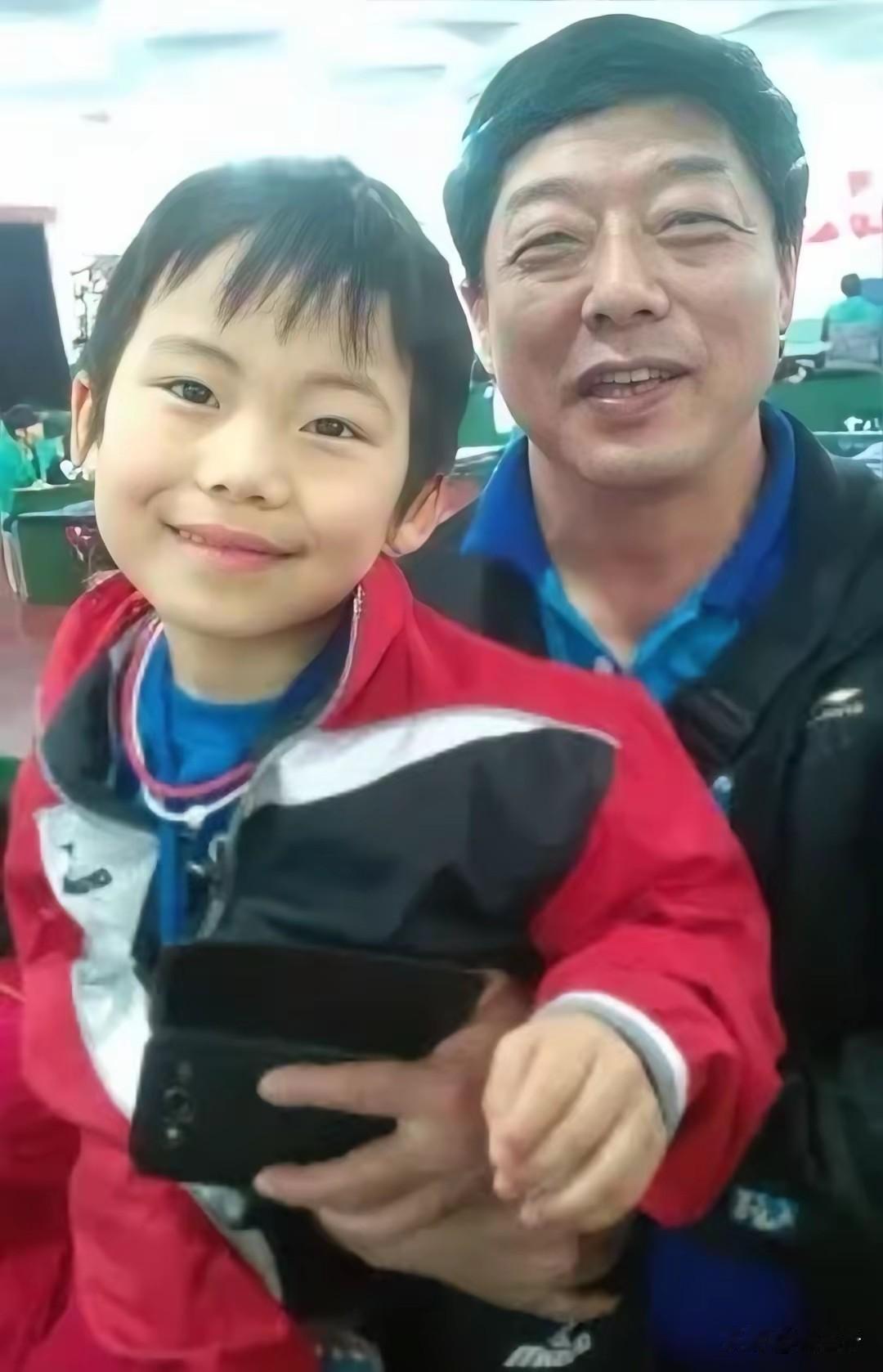 这小子小时候很可爱，长大了，球技长了反而变得拽拽的，有时候真想冲进去揍他一顿。