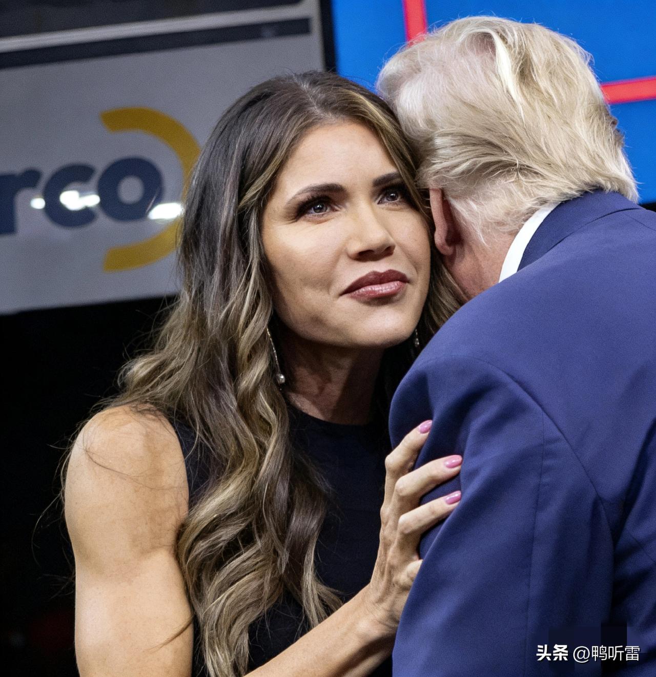 粉墨登场的诺姆万万没想到才干满一年，就草草收场:特朗普直接在社交媒体宣布让她调离