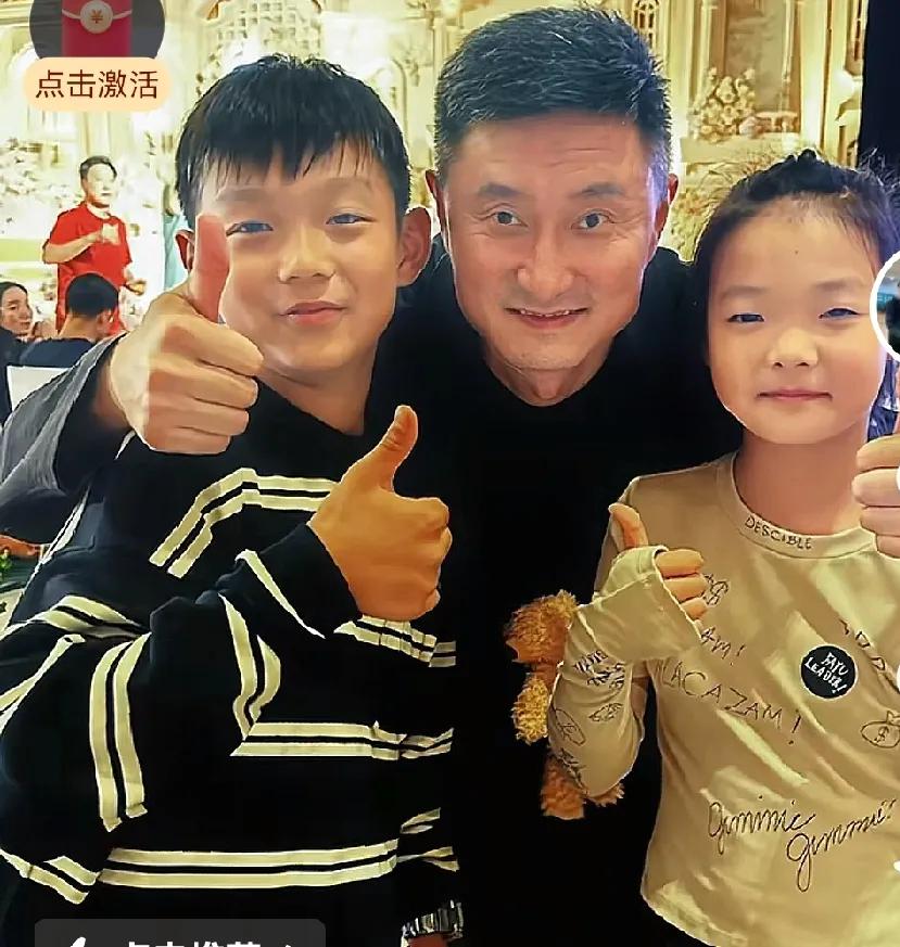 杜锋成为哄娃神器，徐杰一心呵护小外甥，宏远归化依然难被看好

有球迷感叹时间过得