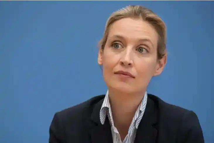 德国有非常优秀的两位女性政治家。默克尔干成了希特勒没干成的事，用欧元统一了欧洲；