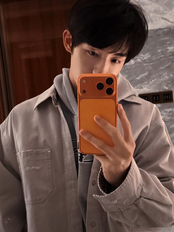 董思成海边明信片  董思成海边明信片拍的真的是太有氛围感了呀，片场的日记真的是g