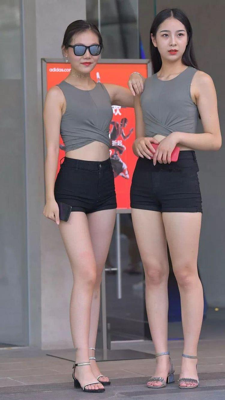 闺蜜出街，双倍时髦✨
 
同色系的扭结无袖背心，是心照不宣的默契，露腰设计恰到好