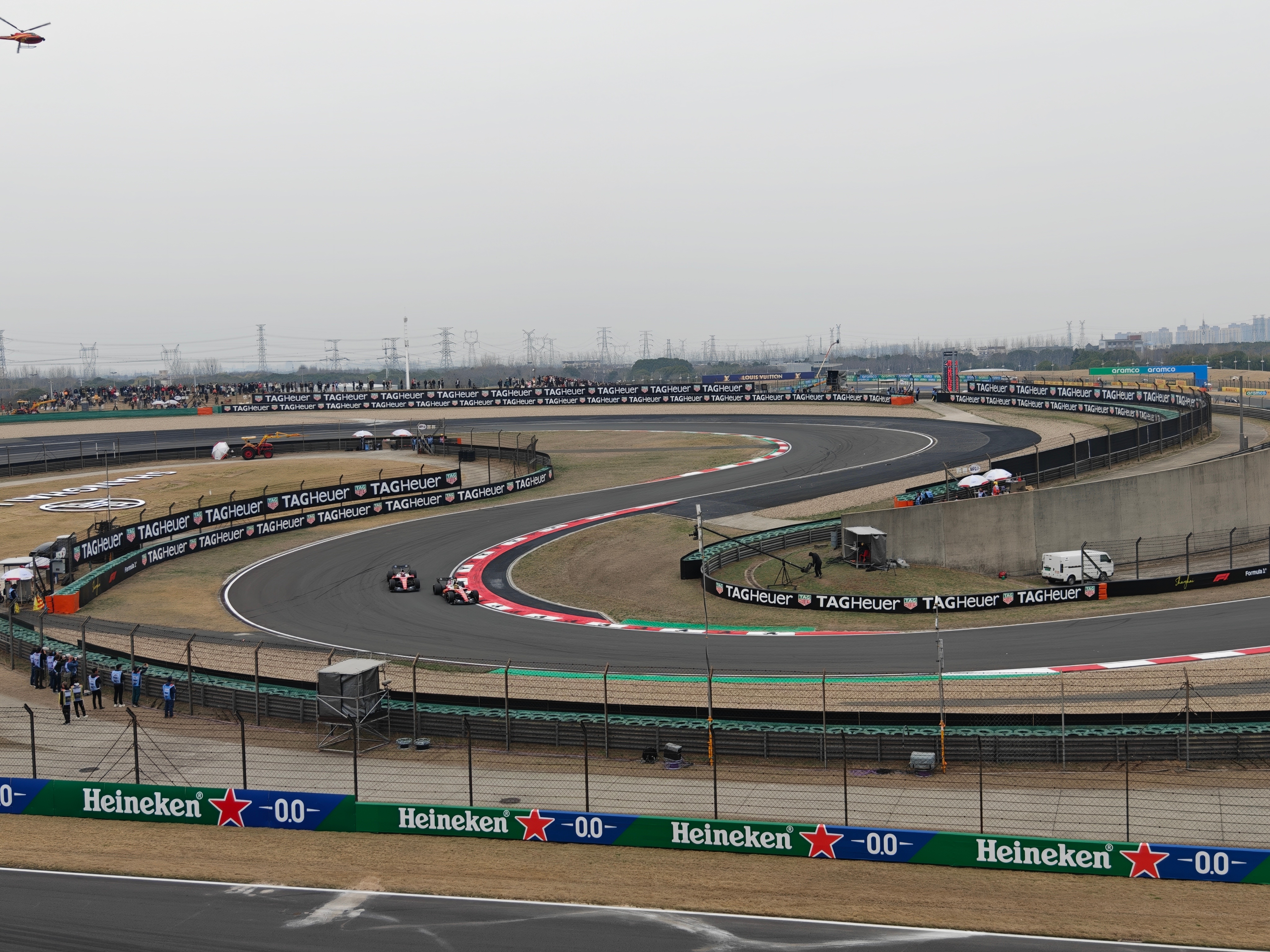 法拉利内斗估计是觉得梅奔超不过就开始摆烂了 