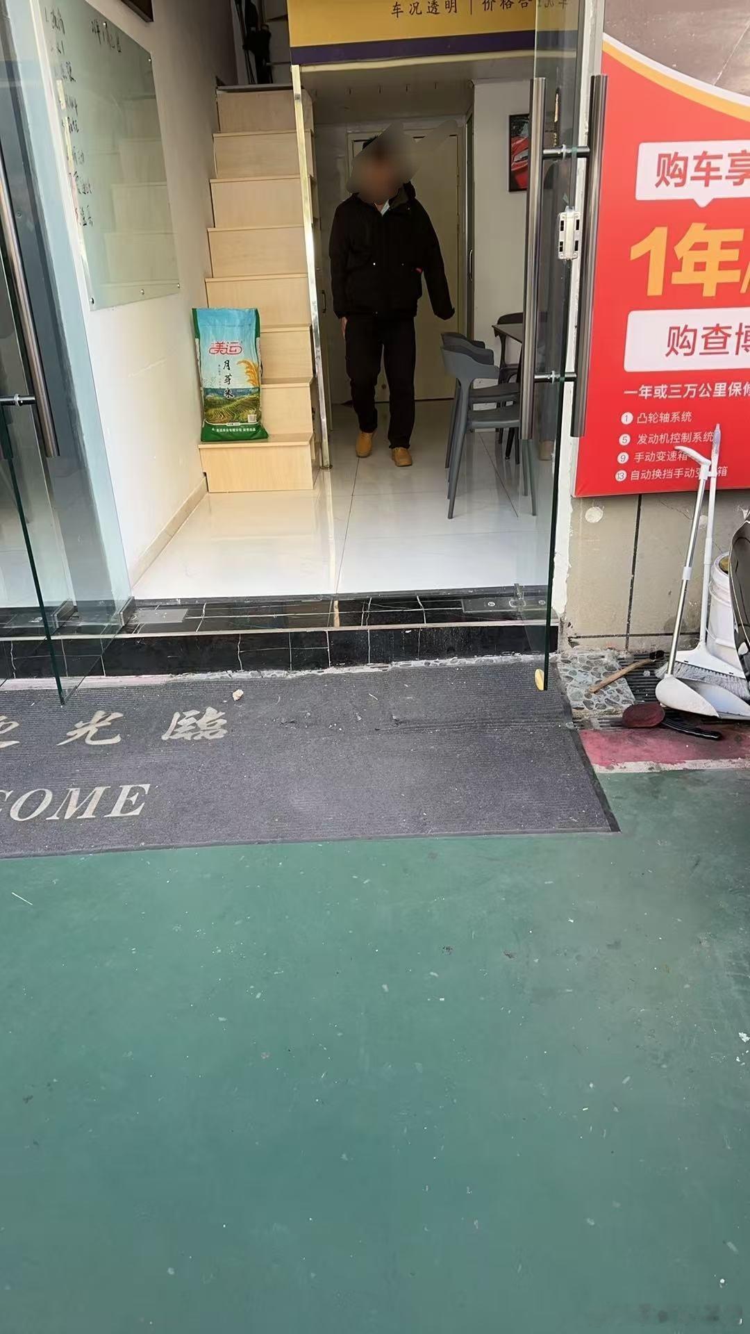 今天啥情况，一个腿骨折的来买车，一个手骨折的来看车