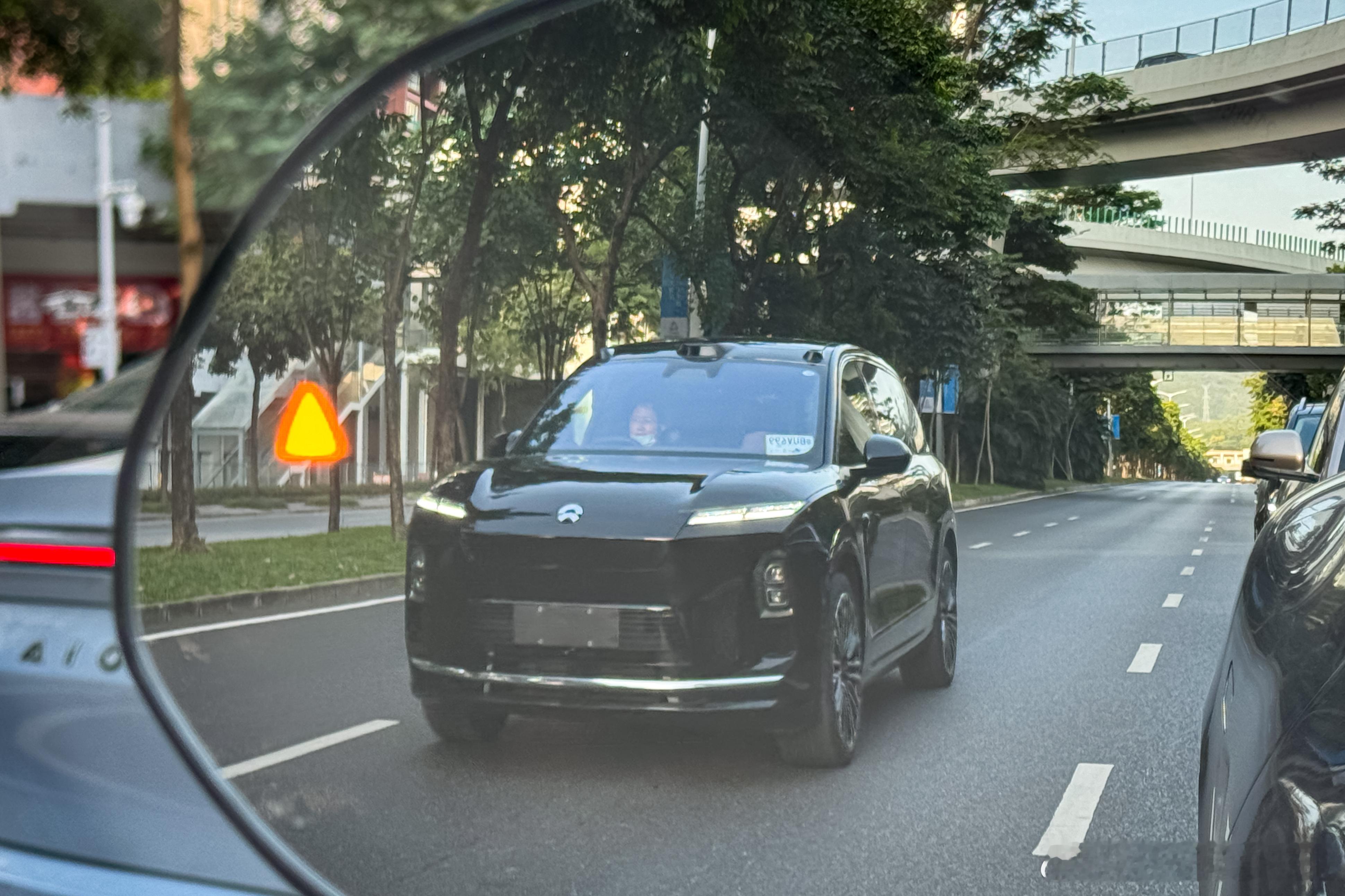 路上全新蔚来ES8 也慢慢多起来了。转头就看到了图二的晶钻日间行车灯，质感确实有