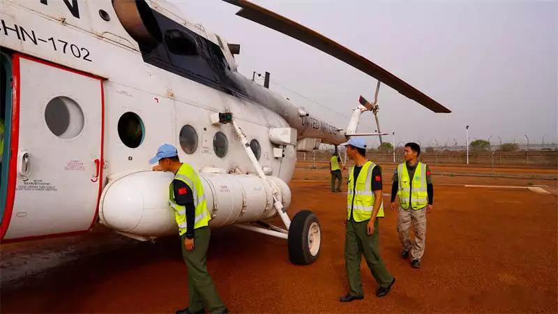 中国赴阿卜耶伊维和直升机分队完成尼日利亚基地防卫连轮换运输任务 