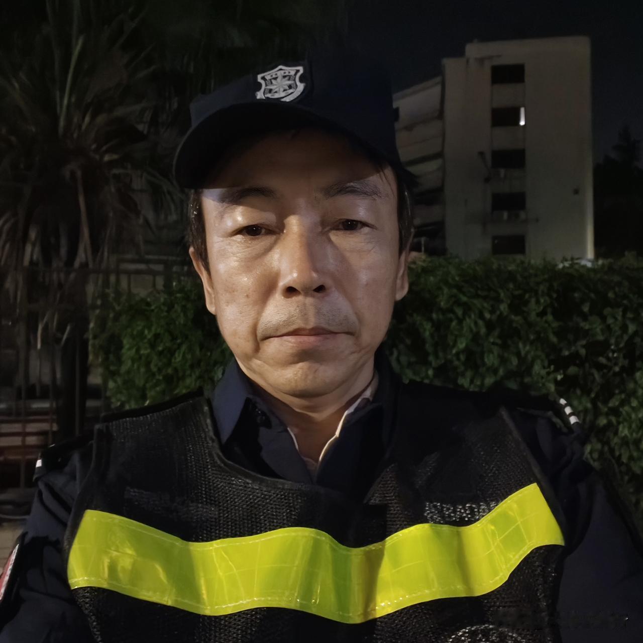45岁中年大叔昨天晚上报名了江门马拉松保安，主要维持秩序，路口站岗等等，日结14