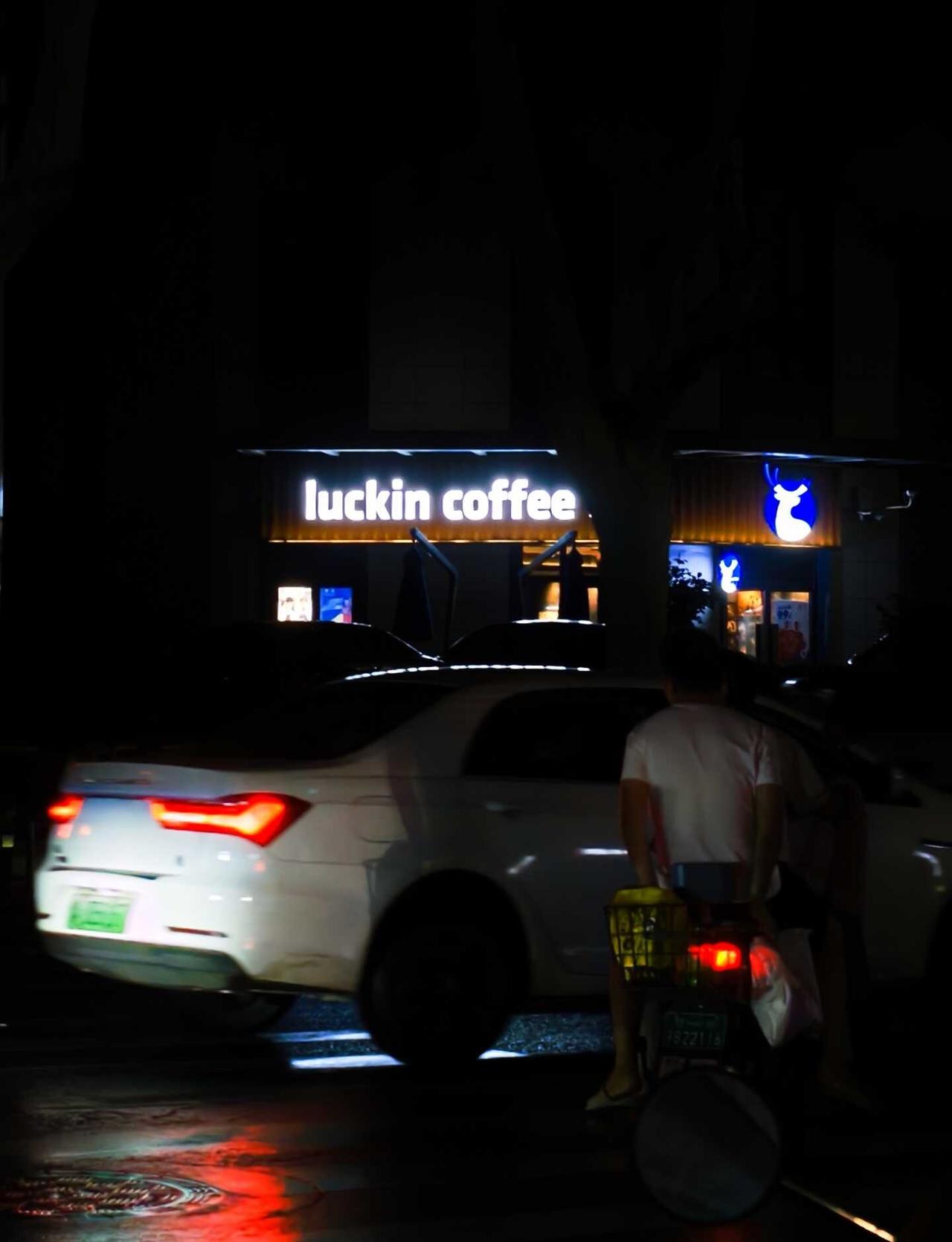 你会不会忽然的出现
在街角的咖啡店第一视角扫街 你闯进了镜头 总有些惊奇的际遇 
