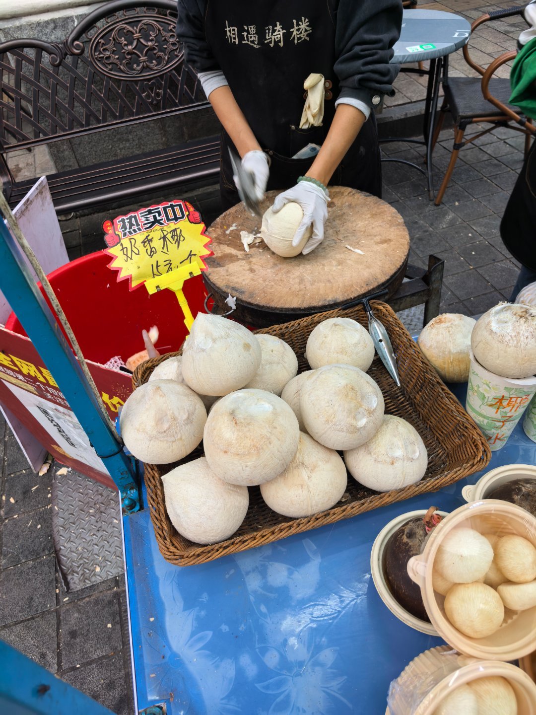 我在海口的街道上看到了熟悉的小奶椰。忍不住也买了一个喝。 