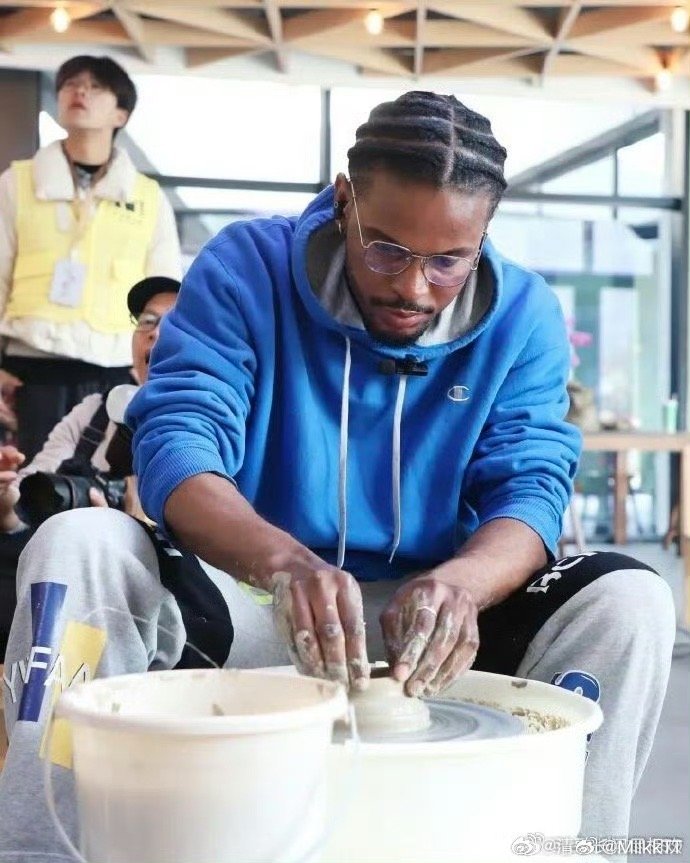 台州青瓷文化凭实力圈粉外国友人千年窑火映青瓷，海外友人赴沙埠窑开窑之约，沉浸式触