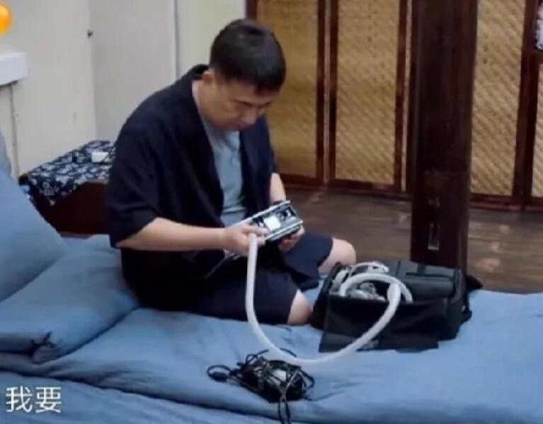 黄磊带呼吸机睡觉，关键他现在不胖啊，怎么打鼾严重到带呼吸机呀 ​​​
