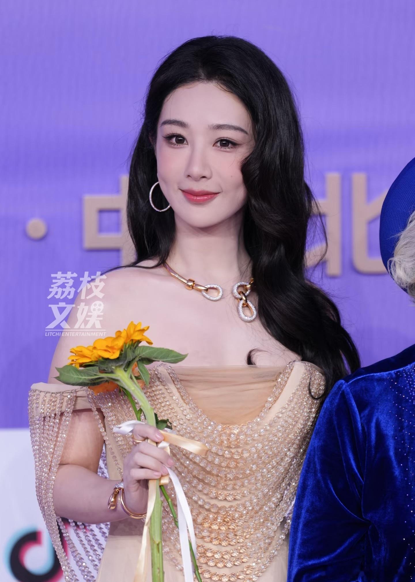杨紫今日份生图状态，请浅评