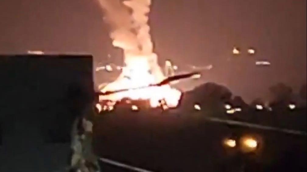 就在刚刚，中东又传出了震动全球的大动静。
伊朗直接用卫星图官宣，美军第三套萨德反