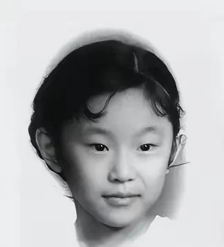 “当代保尔”张海迪的童年时光。
看她小小年纪，眼神坚定，可想她是一个非常有主见的