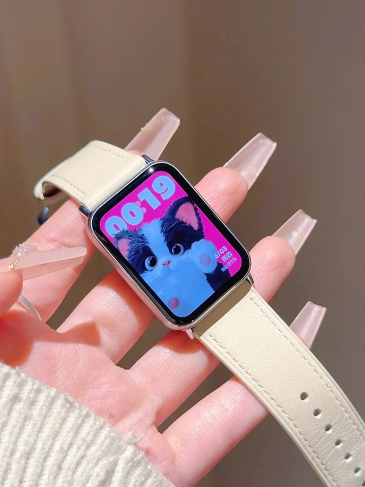 哈哈哈我也是拥有米家手环的人啦…乳白色的表带奶呼呼的，屏幕也比经典的款式大了一圈