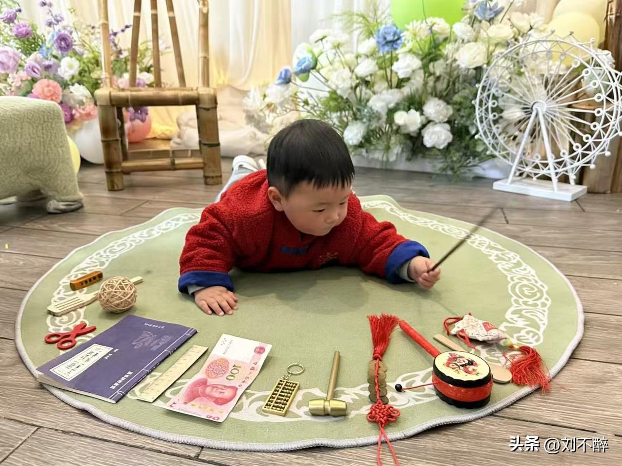 我有两个小孙子。
大宝今年9岁，上三年级，是班里的“三好学生”“学习之星”“优秀