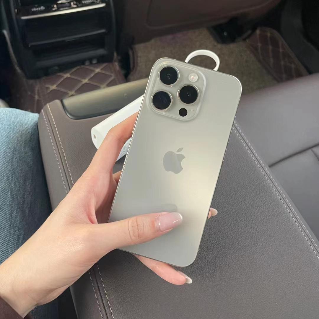iPhone 15 Pro吐槽归吐槽，但这次手感真的可以吹，是好到爆炸那种，18