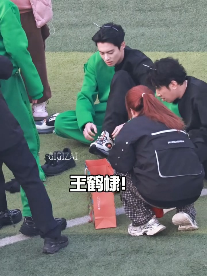 哈哈哈哈哈哈哈你们在给王鹤棣军训么，蝴蝶结打得真好（cr📕七～七仔王鹤棣宇宙闪